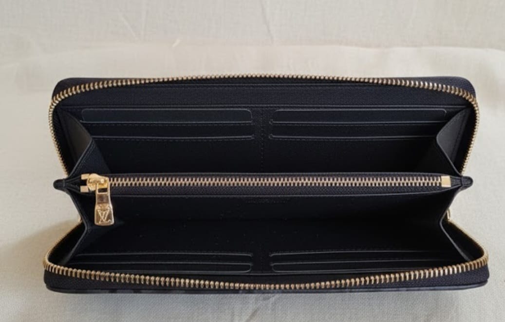 Louis Vuitton Monogram clutch– Luxury leather wallet for women