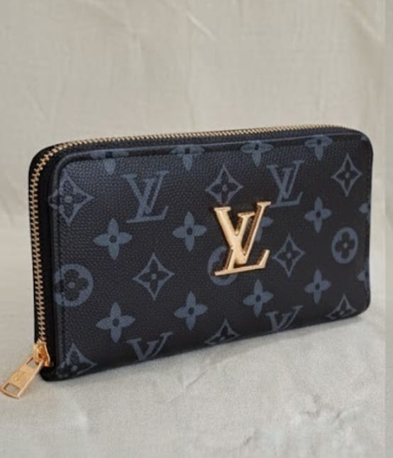 Louis Vuitton Monogram clutch– Luxury leather wallet for women